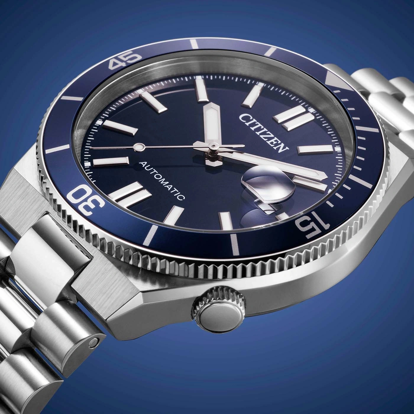 Eine blaue Citizen-Uhr mit drehbarer Lünette und silbernem Armband.