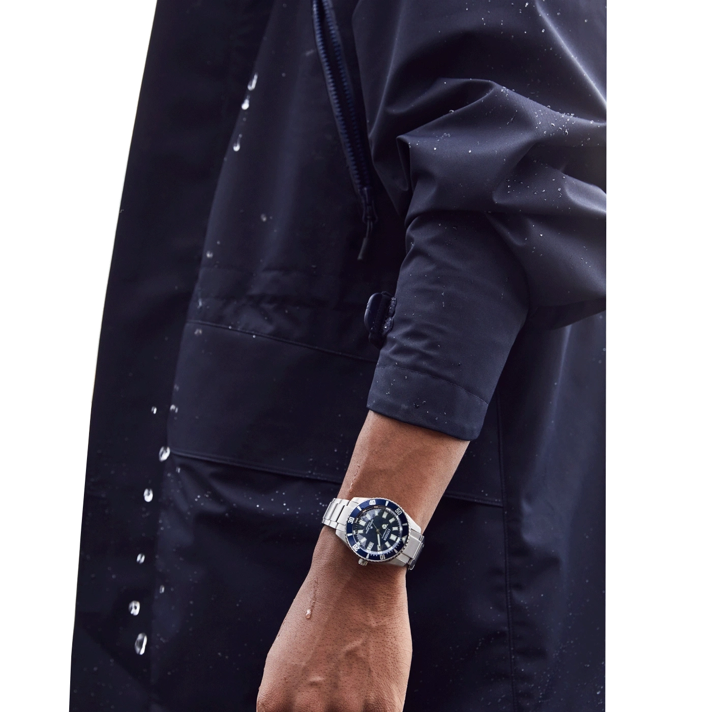 Eine Taucheruhr an einem Arm mit einer wasserdichten Jacke