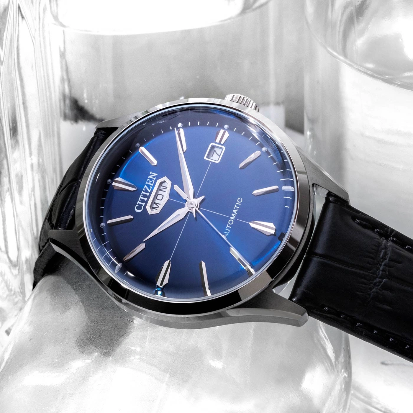 Citizen-Uhr blau mit schwarzem Lederarmband und Tages- und Datumsanzeige.