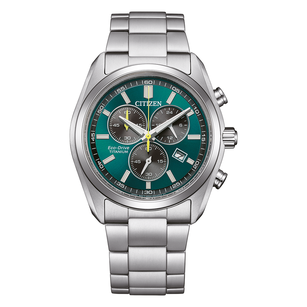 Une montre chronographe moderne Citizen Eco-Drive Titanium verte avec un bracelet en acier inoxydable.