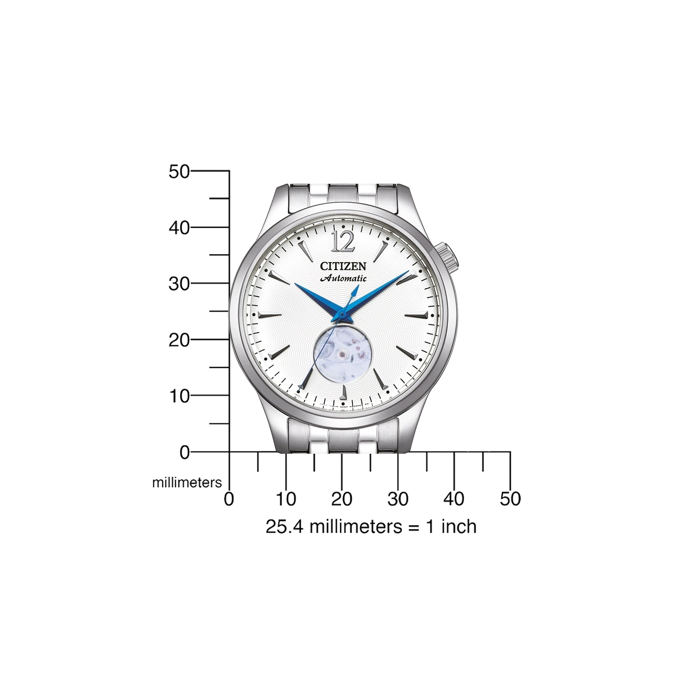 Une montre Citizen automatique argentée sur un fond blanc avec une règle de mesure.