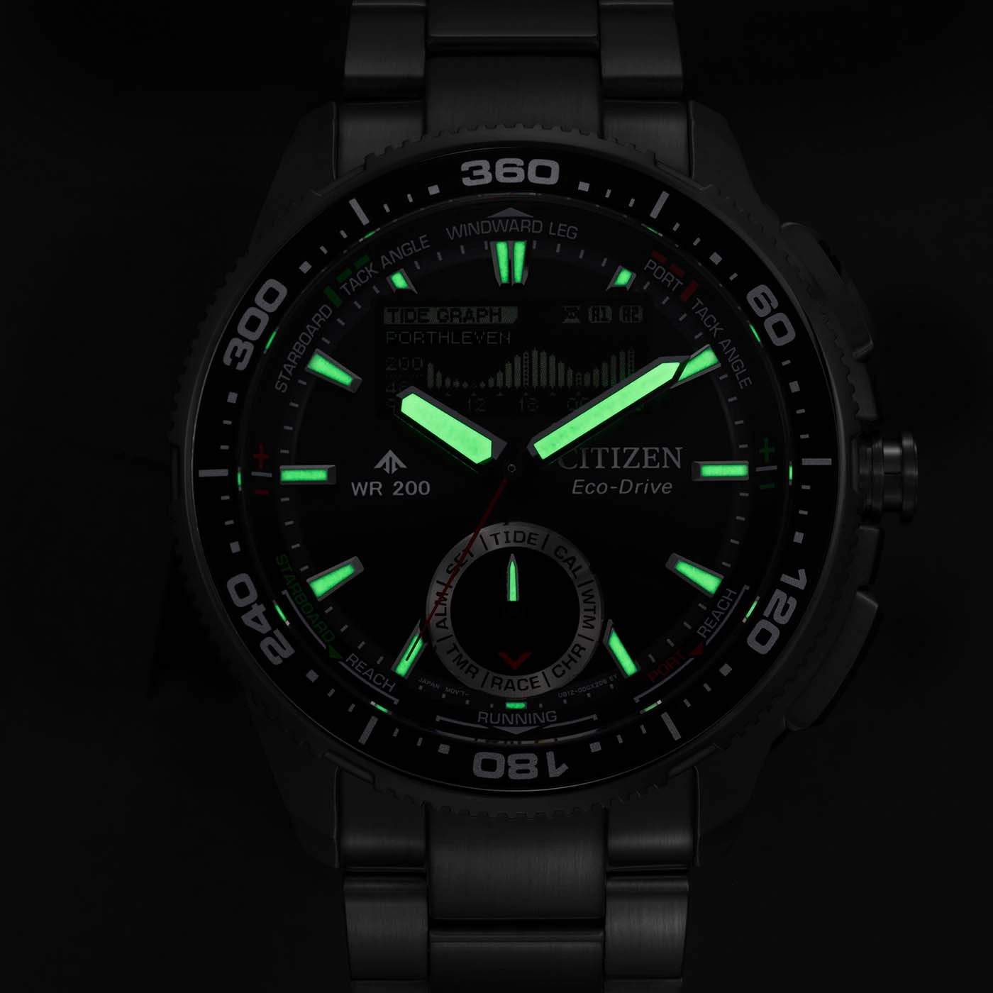 Montre Citizen Eco-Drive avec écran lumineux et détails nautiques.