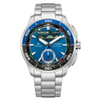 Une montre Citizen Eco-Drive bleue avec un bracelet en argent et des détails bleus et blancs.