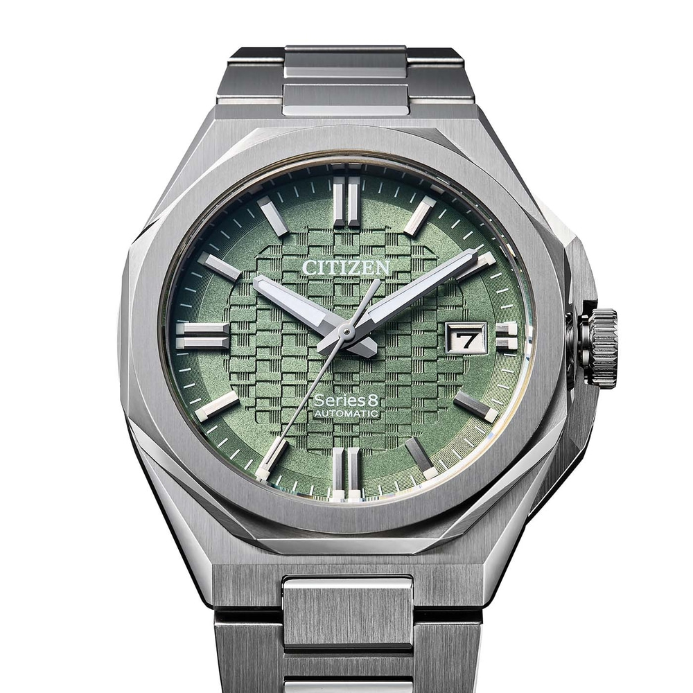 Nahaufnahme einer grünen Citizen Series 8 Automatik-Uhr.