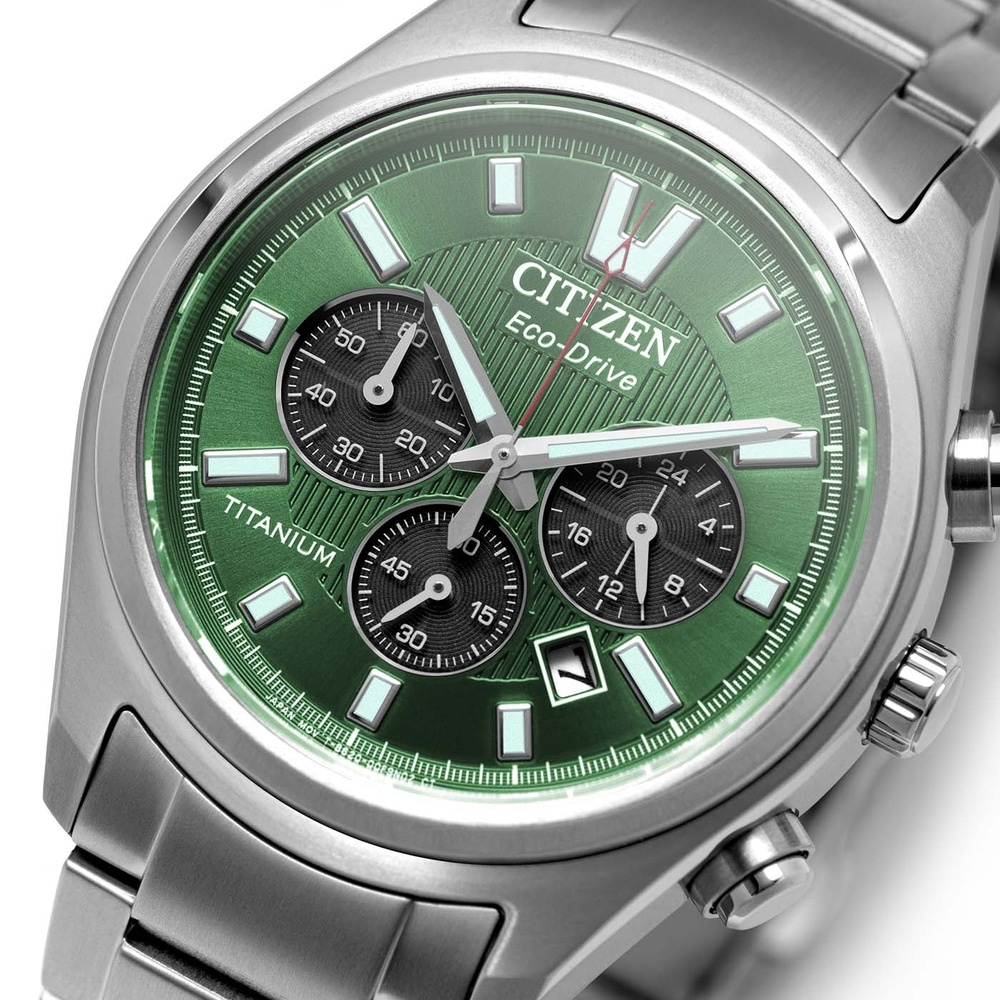 Gros plan d'une montre verte Citizen Eco-Drive avec bracelet argenté.