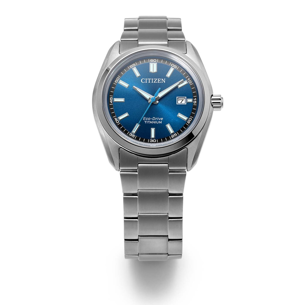 Gros plan d'une montre Citizen Eco-Drive Titanium avec cadran bleu et bracelet en acier, sur fond blanc.