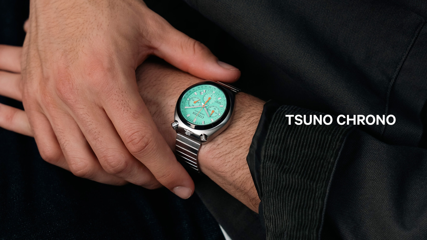 Ein Mann trägt eine türkisfarbene Citizen Tsuno Chrono Uhr am Handgelenk.