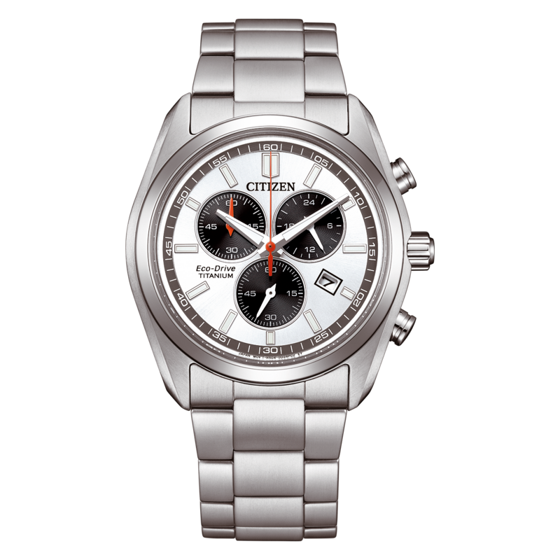 Une montre chronographe Citizen Eco-Drive Titanium argentée sur fond blanc.