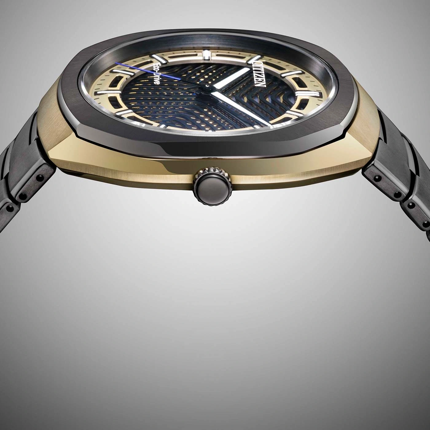 Eine moderne Citizen Eco-Drive Herrenuhr mit geometrischem Design.