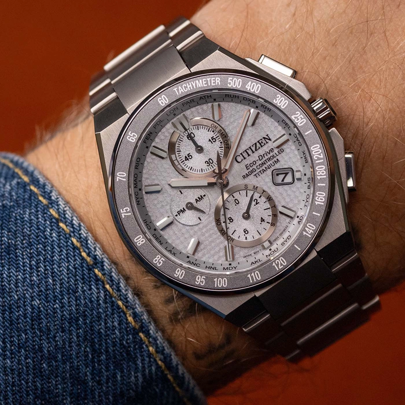 Eine Citizen Eco-Drive Funkuhr aus Titan am Handgelenk.