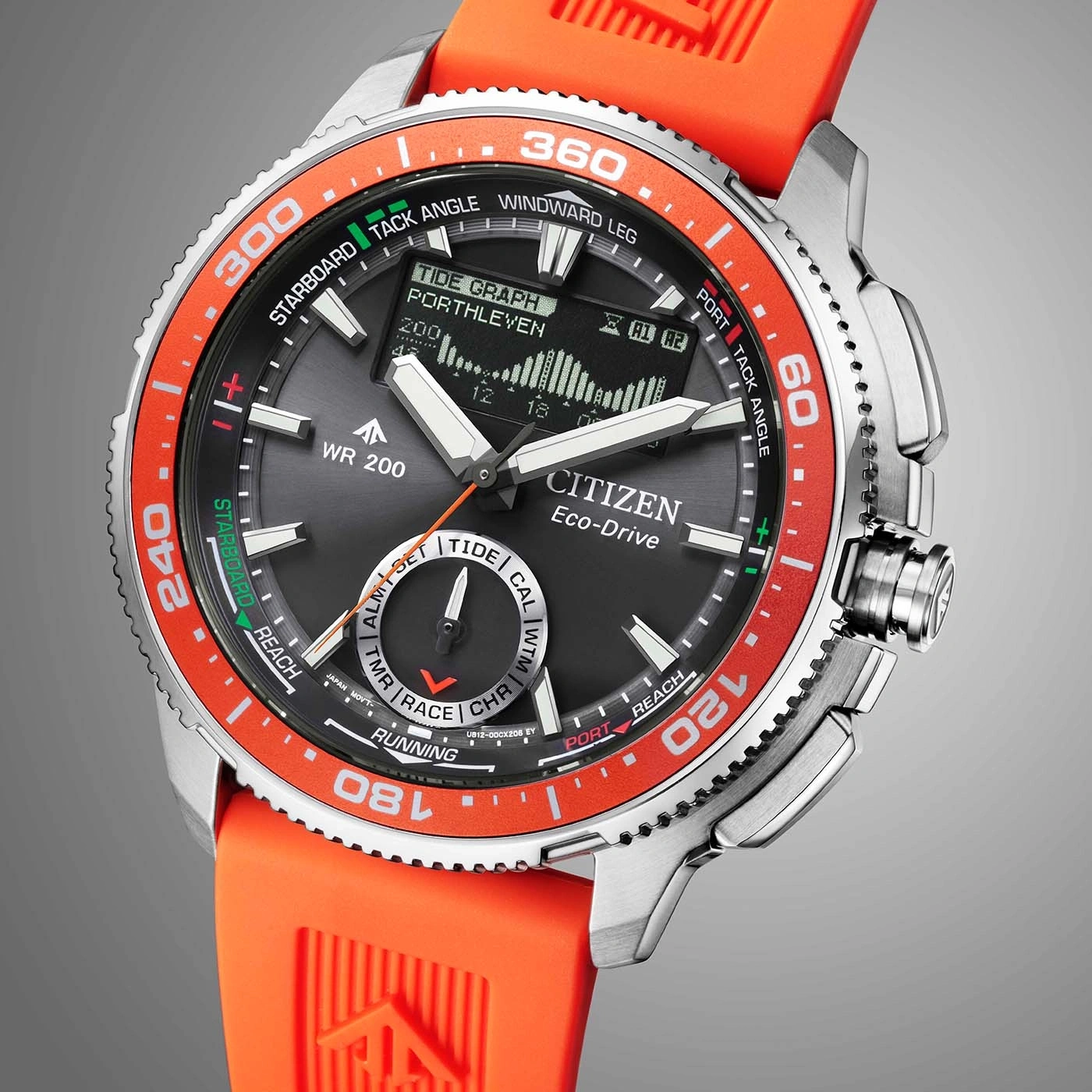 Une montre Citizen Eco-Drive orange et grise, avec un bracelet en caoutchouc.