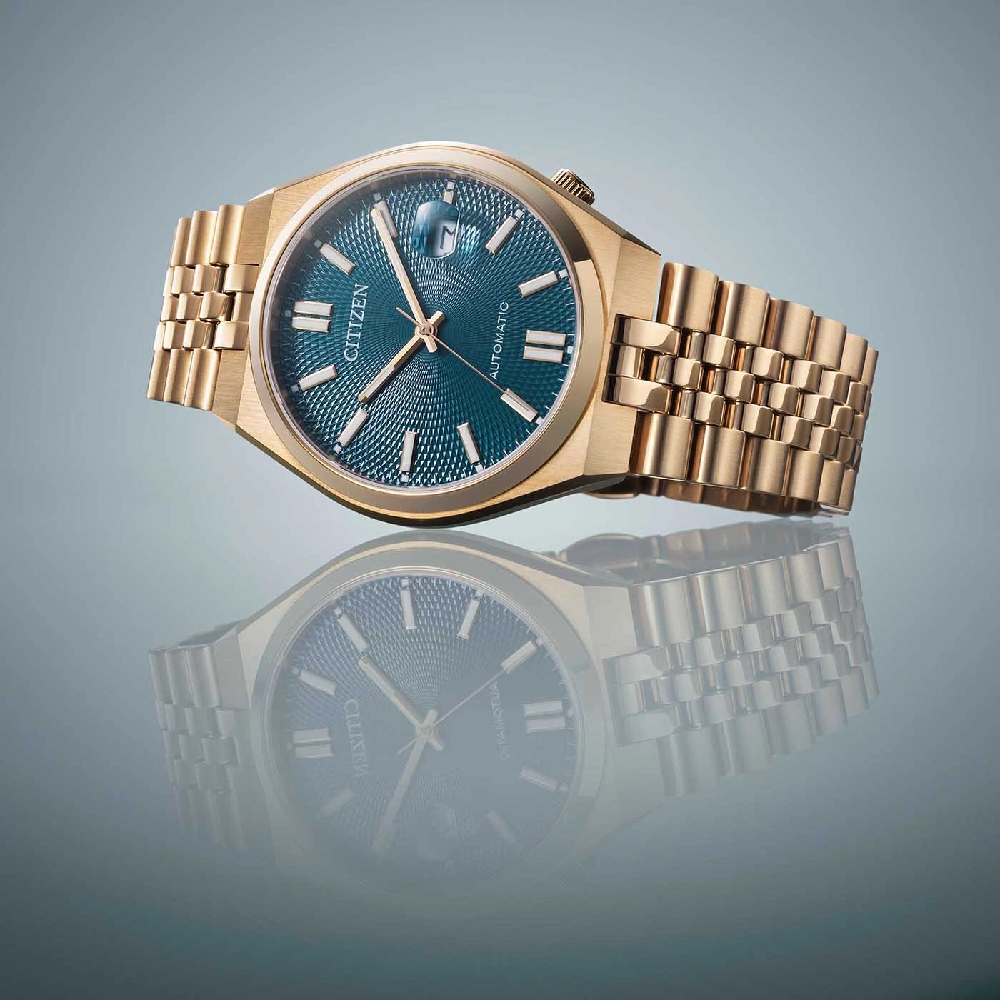 Montre Citizen automatique dorée avec cadran bleu complexe et bracelet assorti.