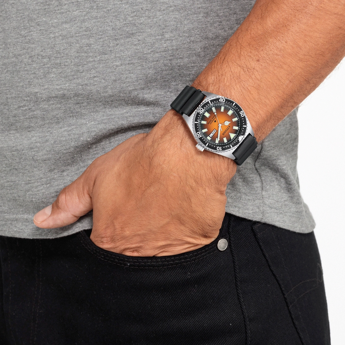 Mann mit orangefarbener Uhr am linken Handgelenk.