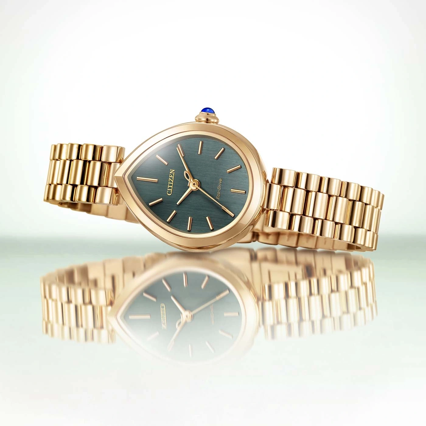 Citizen-Armbanduhr aus Roségold mit blauem Zifferblatt und passendem Armband.