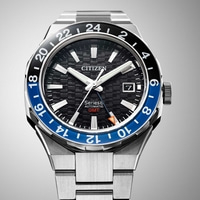 Montre Citizen Series 8 GMT avec lunette noire et bleue, affichage de la date.