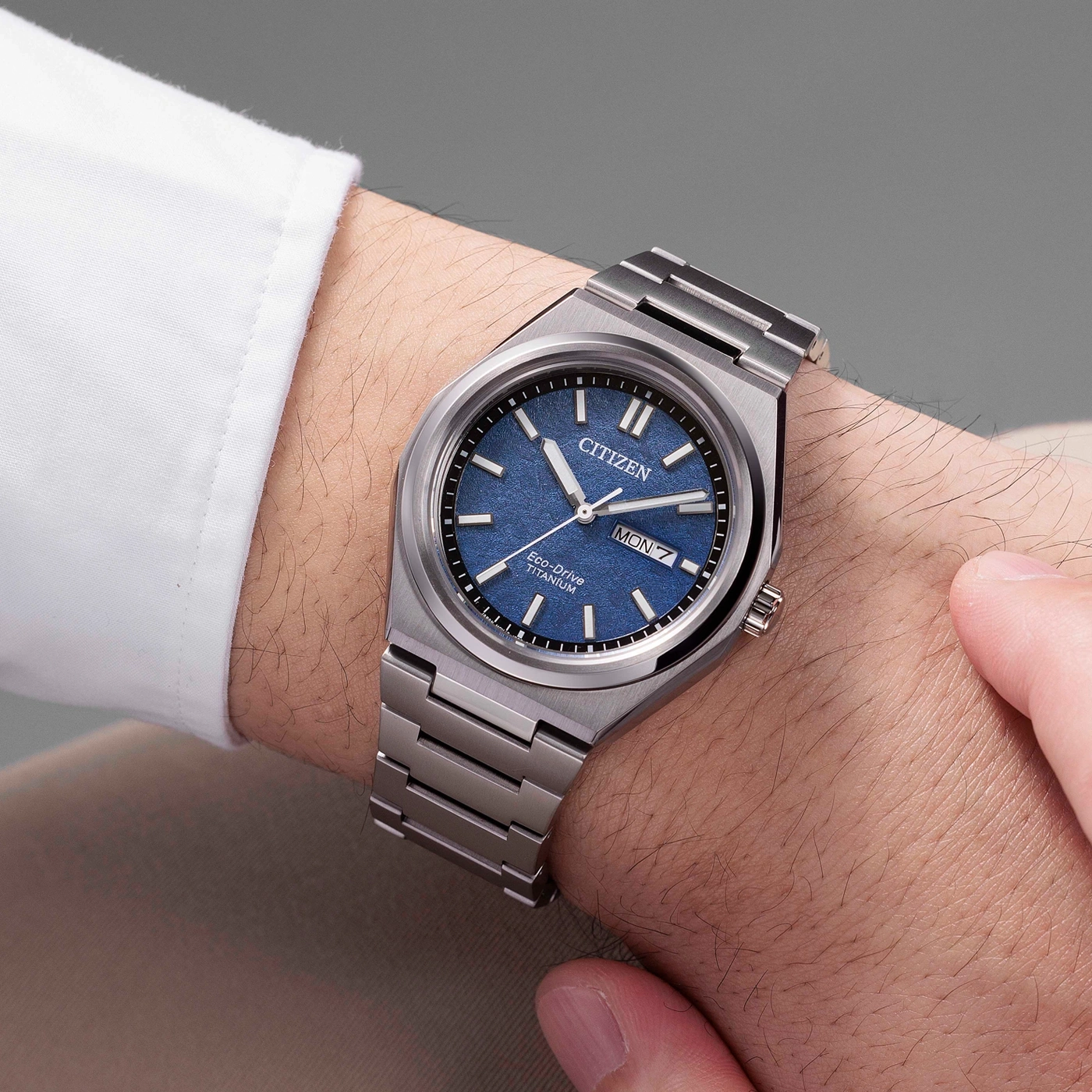 Citizen Eco-Drive Titanium Uhr mit blauem Zifferblatt am Handgelenk