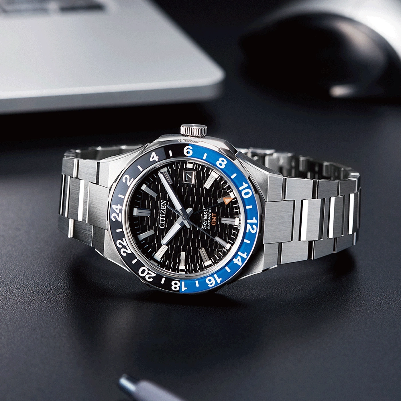 Eine Herrenuhr von Citizen mit schwarzem Zifferblatt und Metallarmband.