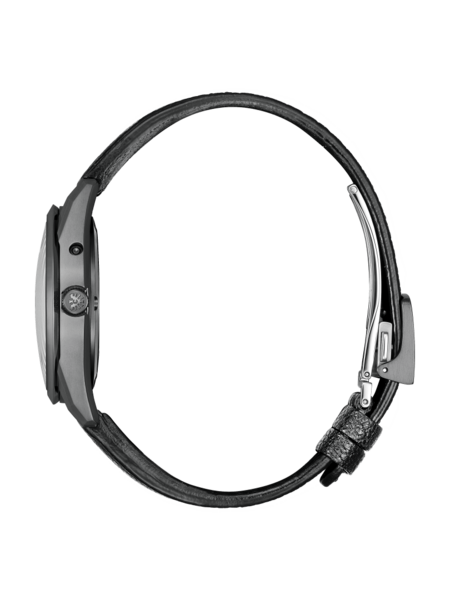 Seitenansicht einer schwarzen Uhr mit Lederarmband auf grünem Hintergrund.