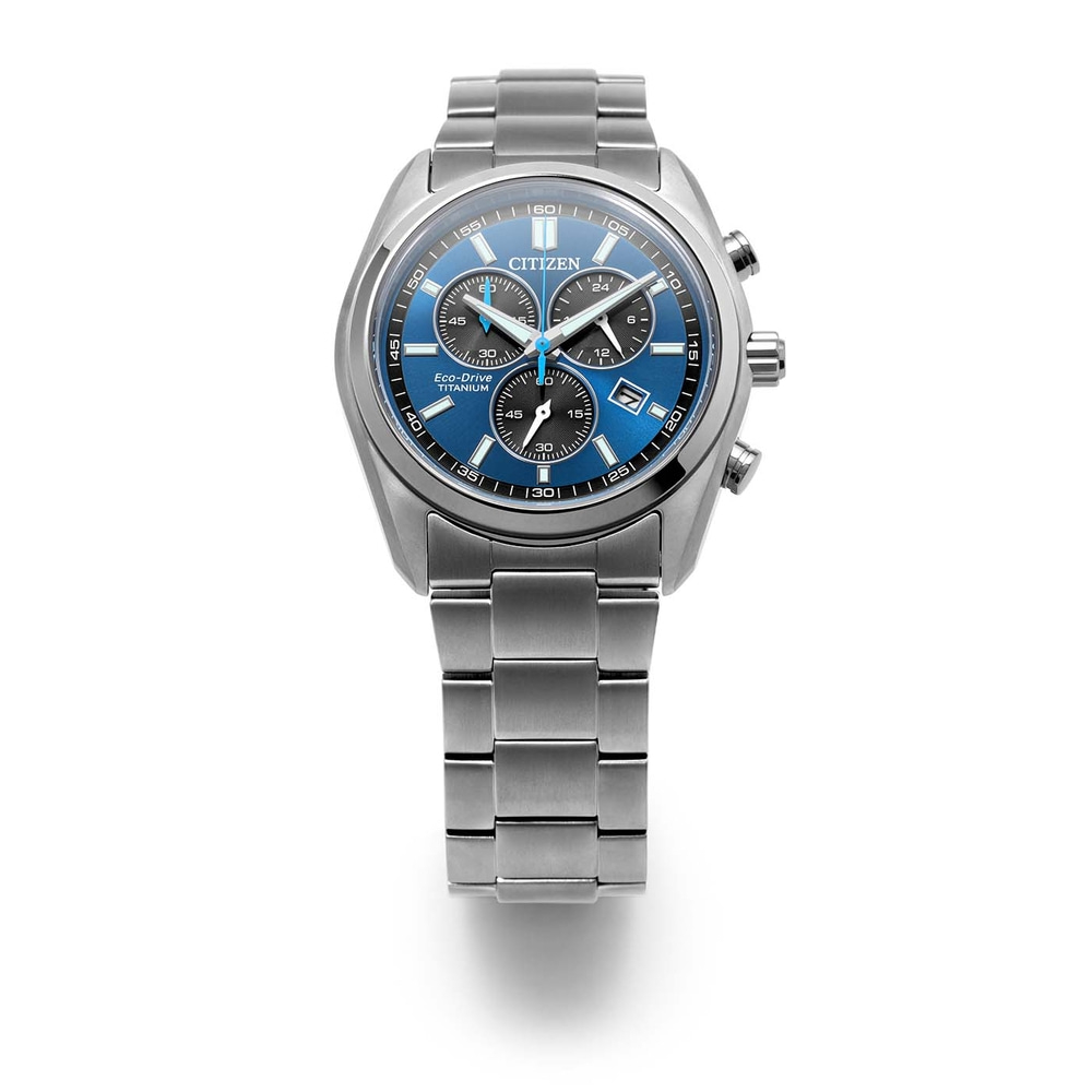 Une montre chronographe Citizen Eco-Drive Titanium argentée moderne avec un cadran bleu.