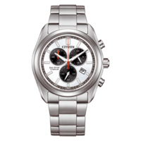 Une montre chronographe Citizen Eco-Drive Titanium argentée sur fond blanc.