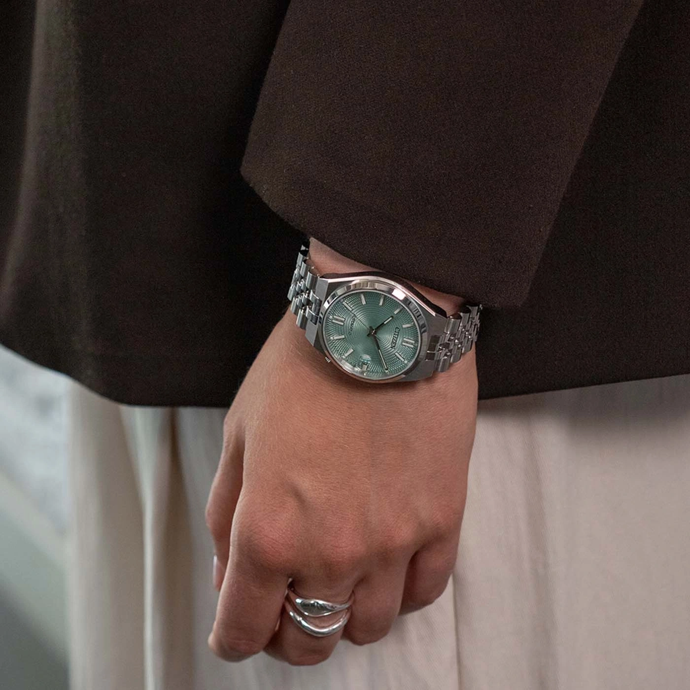 Nahaufnahme einer Damenarmbanduhr mit mintgrünem Zifferblatt.
