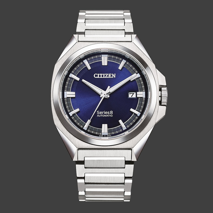 Citizen Series 8 Automatikuhr mit blauem Zifferblatt und silbernem Armband.