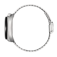 Vue latérale d'une montre argentée avec un bracelet en métal.