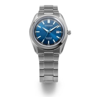 Gros plan d'une montre Citizen Eco-Drive Titanium avec cadran bleu et bracelet en acier, sur fond blanc.