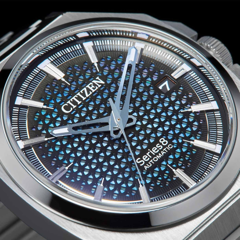 Gros plan d'une montre automatique Citizen Series 8 avec un cadran détaillé.