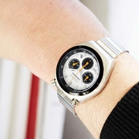 Gros plan d'une montre chronographe Citizen au poignet.