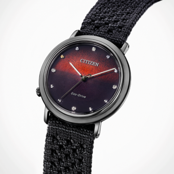 Montre Citizen avec un cadran sombre et un bracelet texturé.