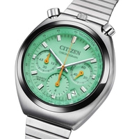 Gros plan d'une montre chronographe Citizen verte avec un bracelet en métal.