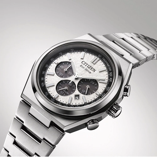 Silberne Citizen Eco-Drive Chronograph-Uhr auf hellgrauem Hintergrund.