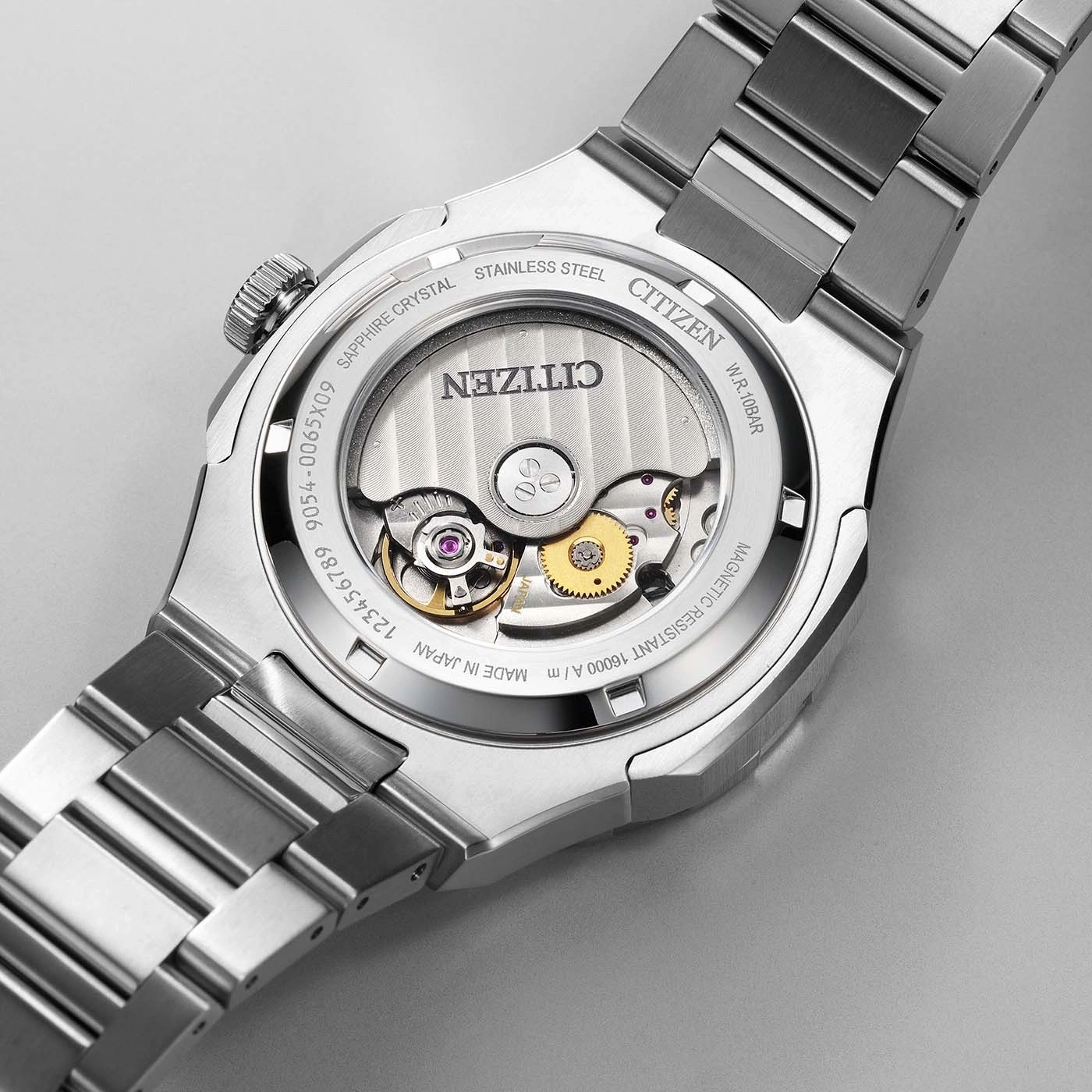 Fond de montre Citizen en acier inoxydable avec mouvement apparent.