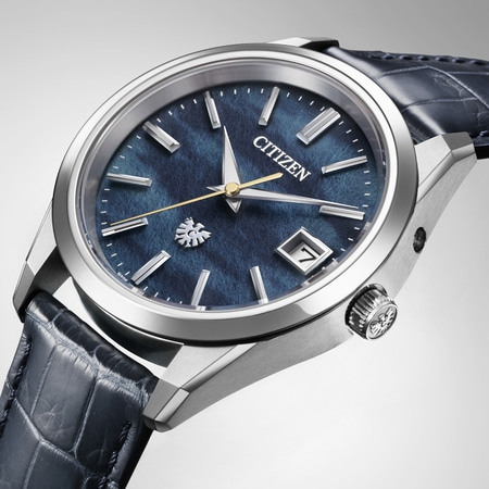 Citizen-Uhr mit blauem Zifferblatt und Lederarmband, elegantes Design, Nahaufnahme.