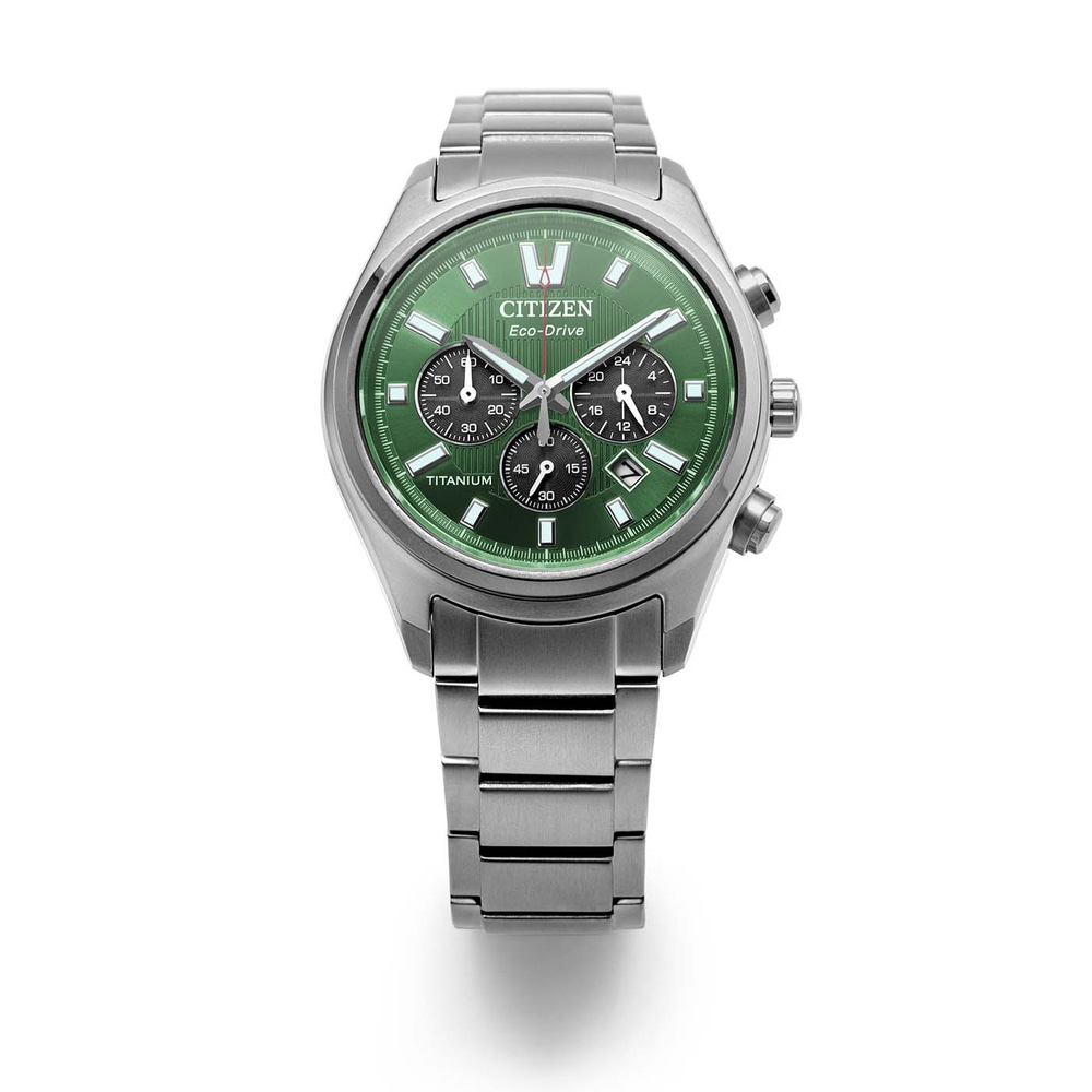 Une montre argentée Citizen Eco-Drive avec un cadran vert et un bracelet argenté est exposée.