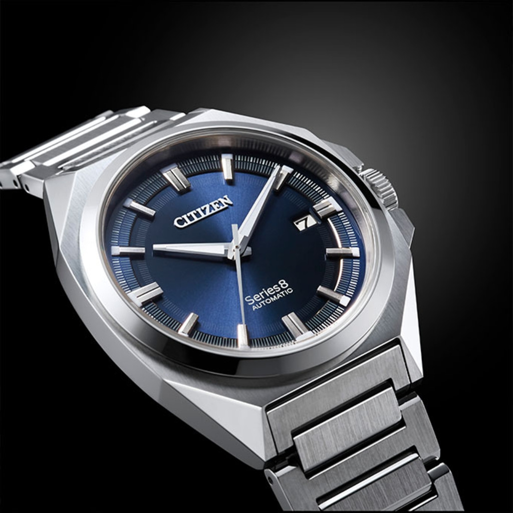 Citizen Series 8 Automatikuhr mit blauem Zifferblatt und silbernem Armband.