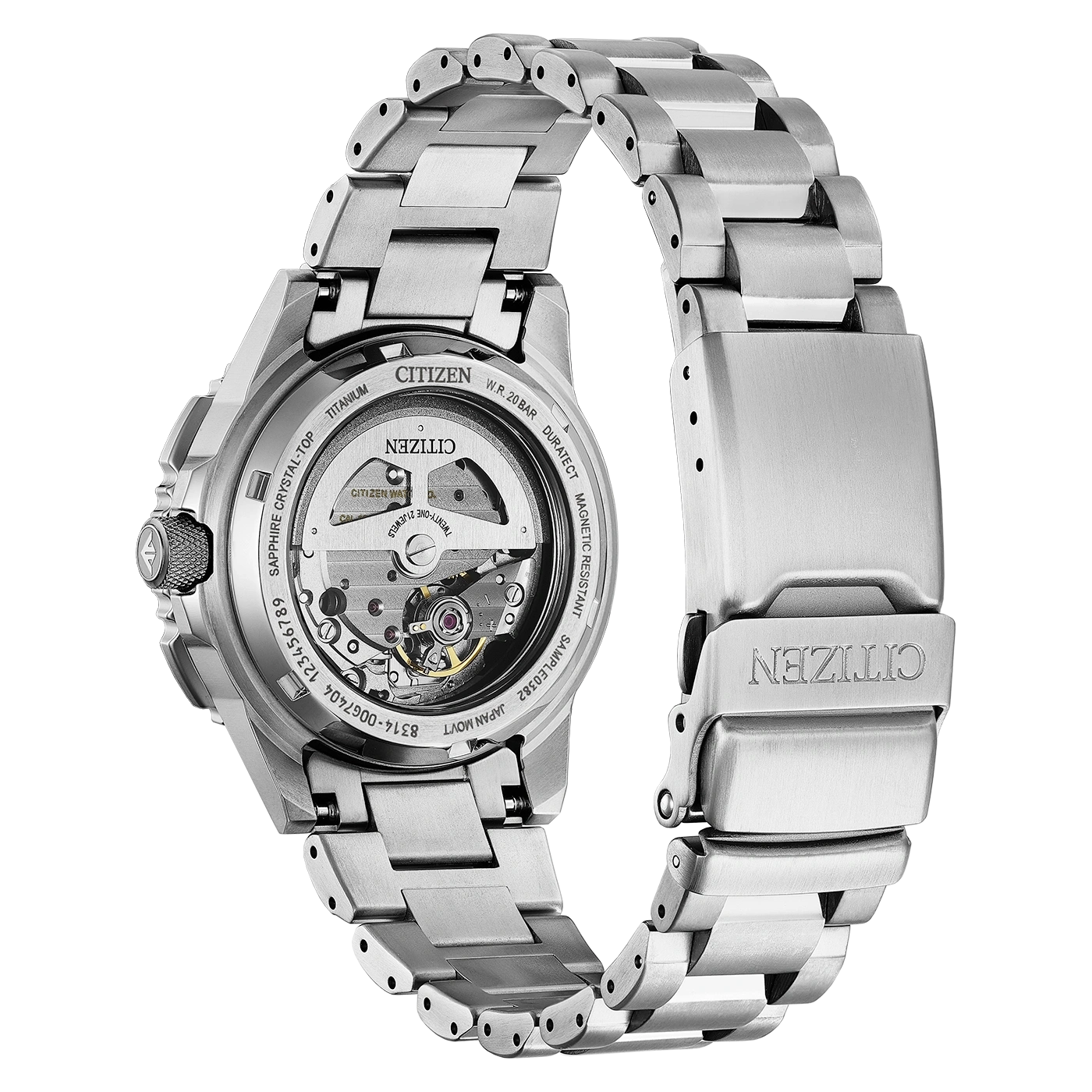 Le dos d'une montre Citizen en titane avec un mouvement visible et un bracelet en métal.