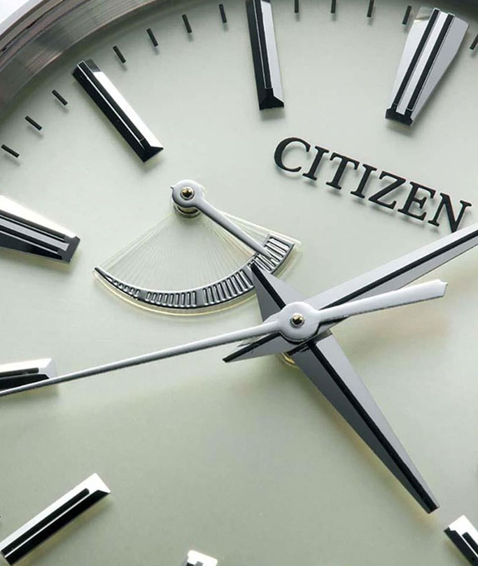 Nahaufnahme eines Citizen-Zifferblatts mit Zeigern und einem einzigartigen Zifferblattdesign.