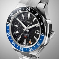 Montre Citizen Series 3 GMT avec lunette noire et bleue et affichage de la date.