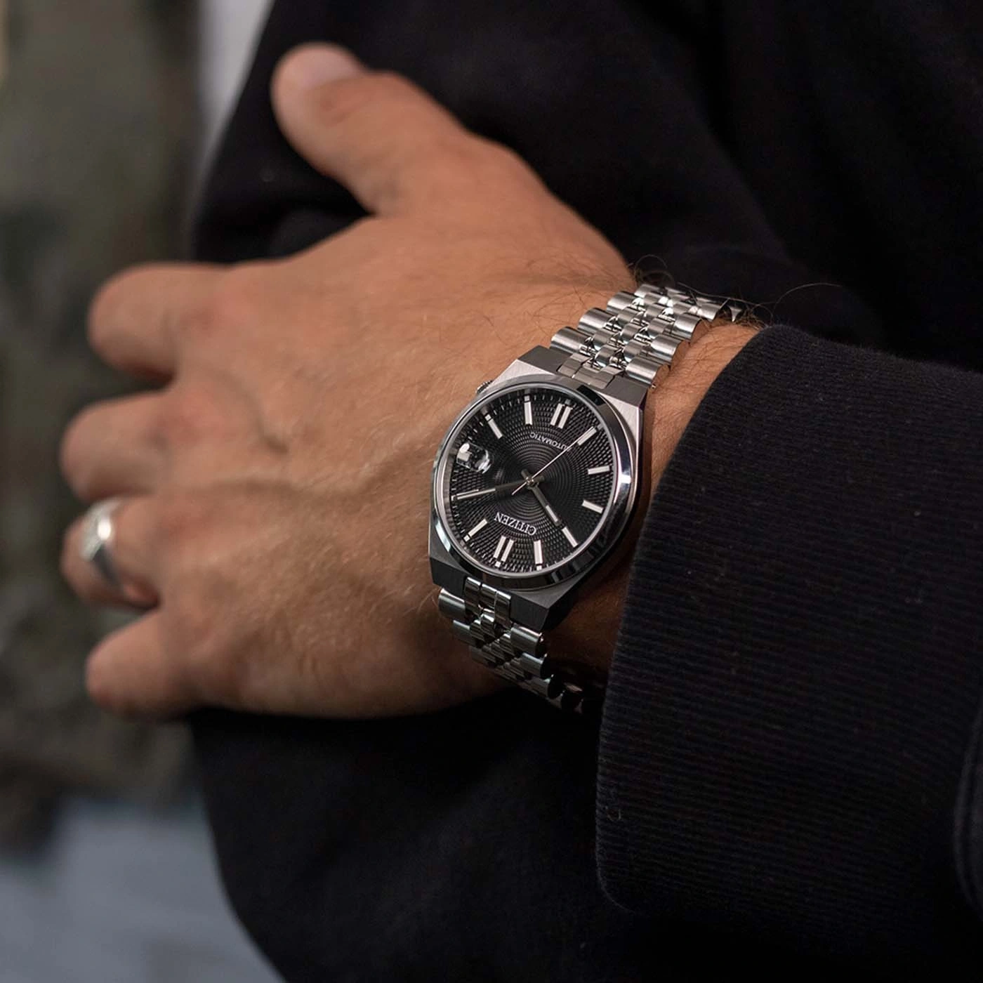 Eine Citizen Automatik-Herrenuhr mit einem Silberarmband.