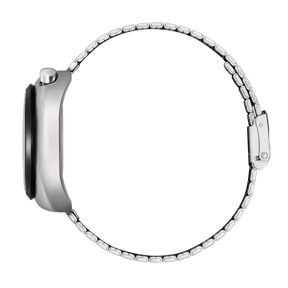 Vue latérale d'une montre argentée avec un bracelet en métal.