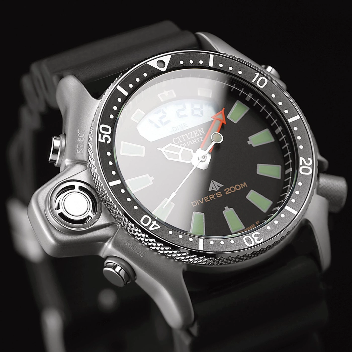 Eine Citizen Taucheruhr mit digitaler und analoger Anzeige.