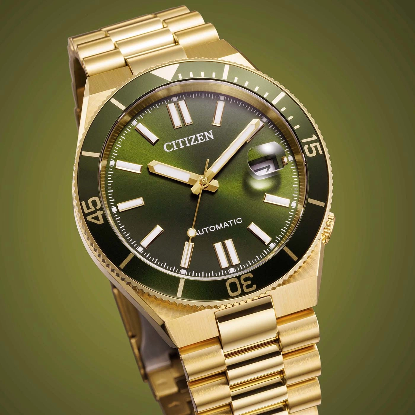 Goldene Citizen-Uhr mit grünem Zifferblatt, Metallarmband, Datumsanzeige.