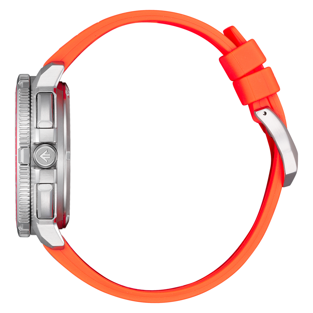 Gros plan sur la montre avec bracelet orange vif et boîtier en argent brossé.