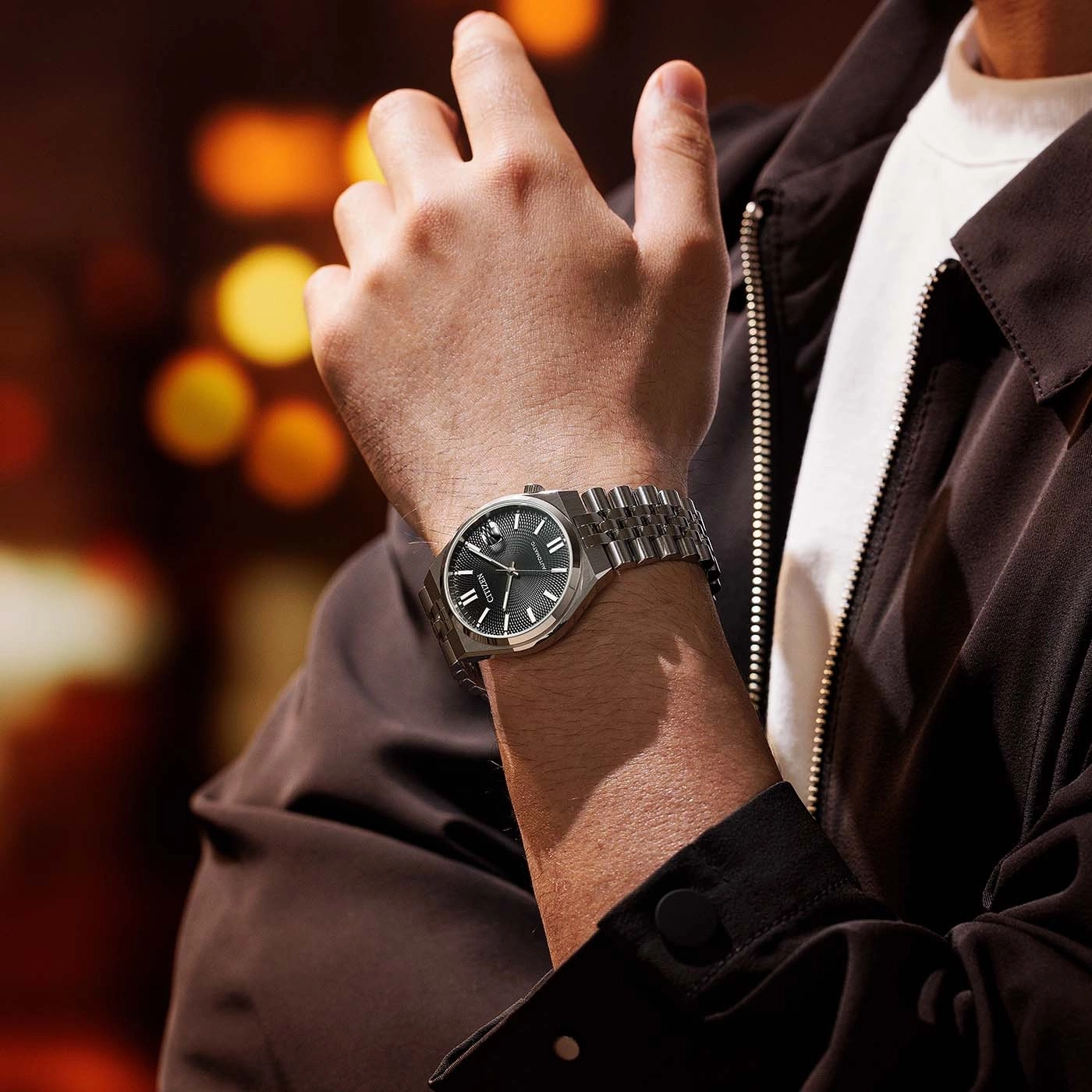 Montre bracelet en argent sur le poignet d'un homme, gros plan sur le cadran