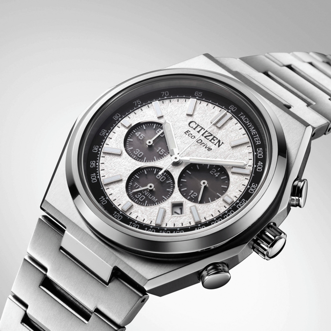 Nahaufnahme einer Citizen-Uhr mit silbernem Titanarmband und strukturiertem Zifferblatt.