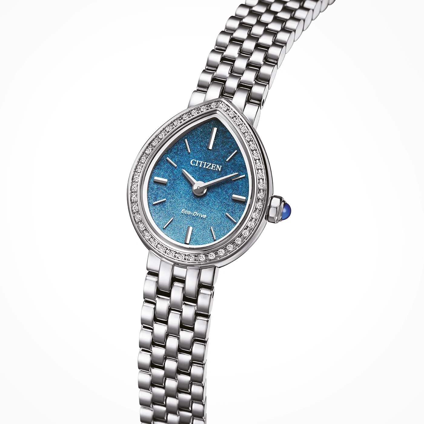 Eine silberne Citizen Damenuhr mit blauem Glitzerzifferblatt und Diamanten.