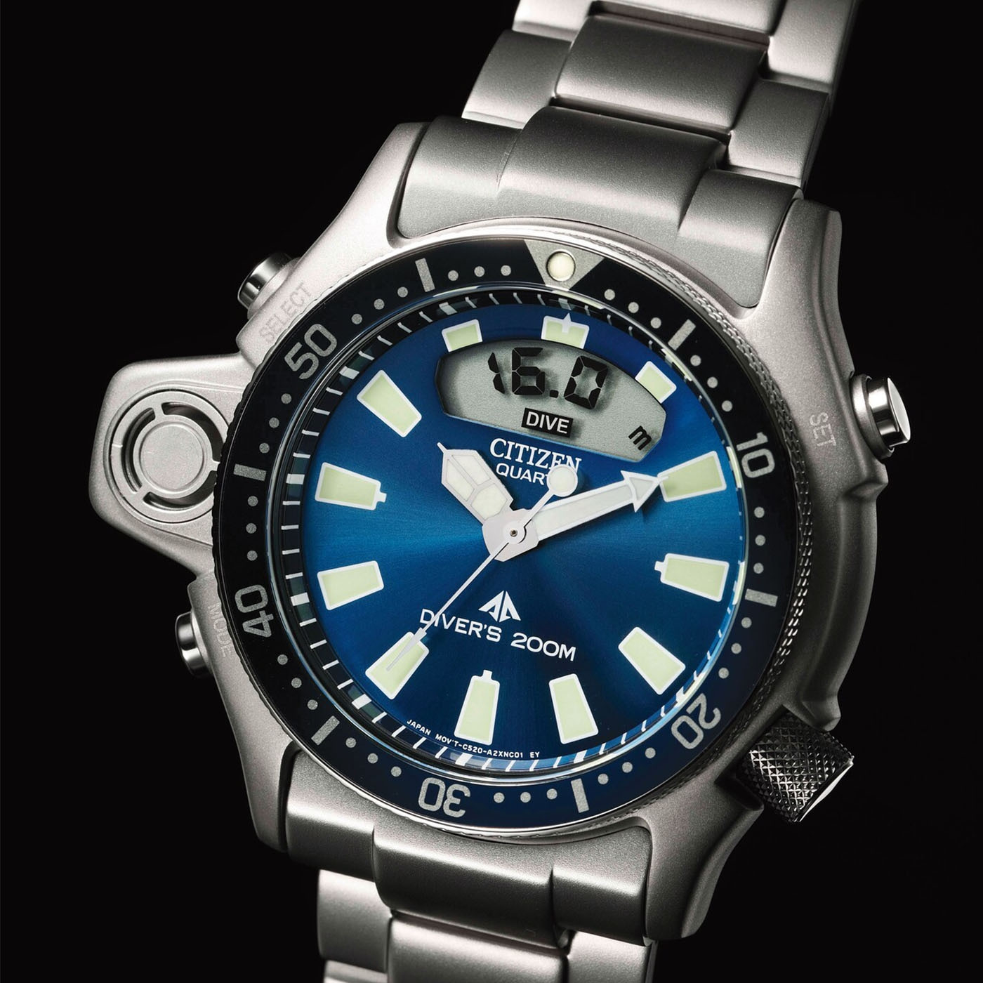 Citizen-Uhr mit blauem Zifferblatt, Digitalanzeige und 200m Taucherbewertung.