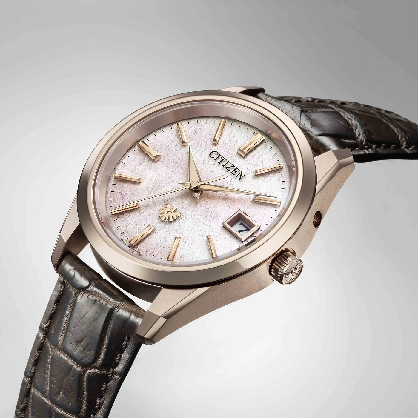 Elegante Citizen-Uhr mit strukturiertem schwarzem Lederarmband.
